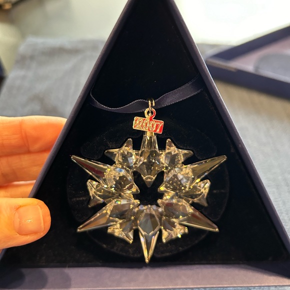 Swarovski Snowflake Ornament 2007 - Picture 5 of 8